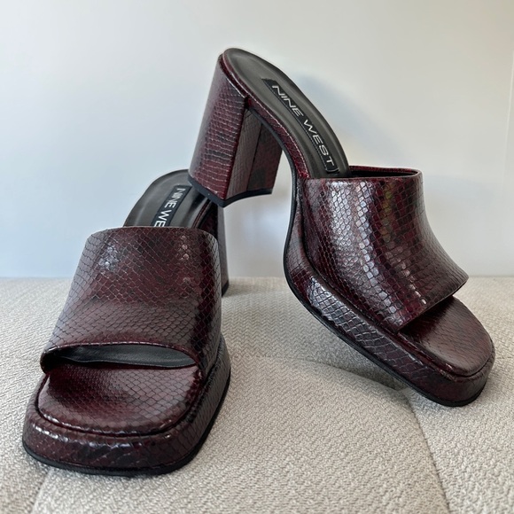 Nine Wesr Burgundy Snake Skin Prints Platform Sandals - Picture 1 of 7